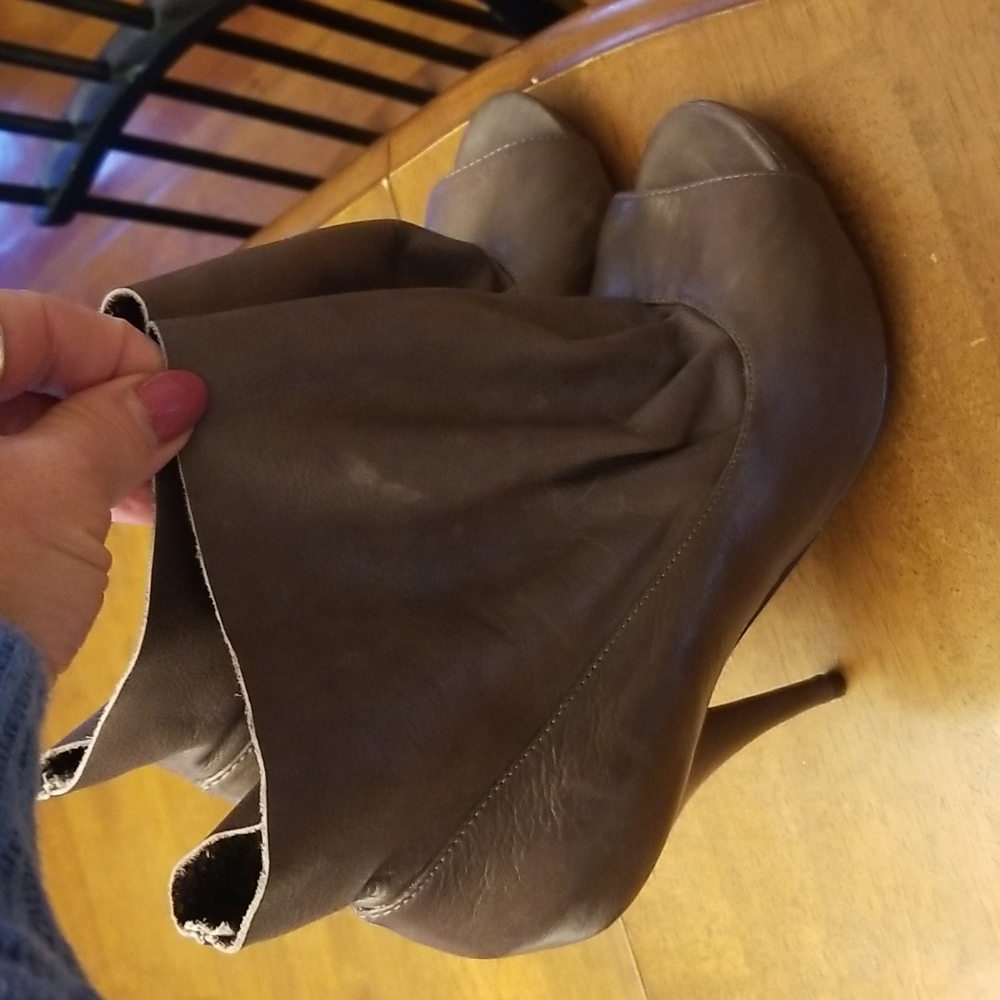 Dolce Vita taupe grayish peep toe heels size 8 - Picture 4 of 13